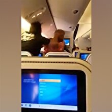 Uçakta yumruk yumruğa kavga kamerada