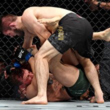 Olaylı maçta Khabib Nurmagomedov, Conor McGregor'u devirdi ve kemerini korudu