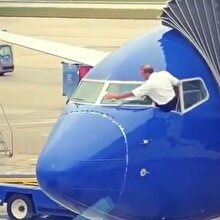 Uçuştan önce uçağın camını elleriyle silen pilot