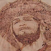 Nurmagomedov'un galibiyetini ahşaba işledi