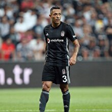 Beşiktaş'ta Adriano antrenmana devam edemedi