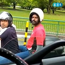 Kaskını ters takan motordaki yolcuyla araçtaki adamların eğlenceli diyaloğu