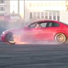 Drift yapmak isterken lüks otomobilin motorunu yaktı