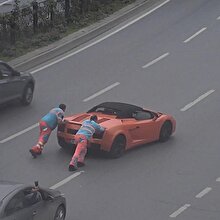 Milyonluk Lamborghini'yi iterek götürdüler