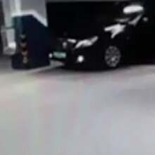 Başkonsolosluğa ait araç otoparka böyle bırakıldı