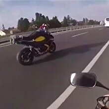 Motosiklet üzerinde şınav çeken maganda kamerada