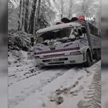Kar ormanda çalışan sürücülere zor anlar yaşattı