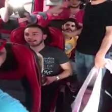 Tiyatrocular 11 aylık bebeği uyutabilmek için çeşitli yöntemler denedi