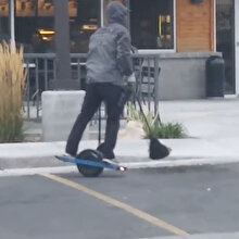 Belediye işçisinin hoverboard ile sokağı süpürmesi
