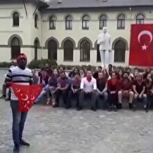 Gambiyalı öğrenciden duygulandıran bayrak şiiri