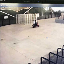 Stada motosikletle girip sahada turladılar