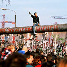 Tarihte Bugün: 9 Kasım 1989 Berlin Duvarı yıkıldı