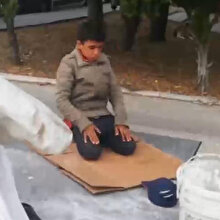 Kağıt toplayıcı çocuk ezanı duyunca işini bırakıp namaza durdu