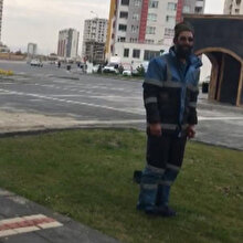 Kıyafeti tozlu diye cami bahçesinde namaz kılan temizlik işçisi