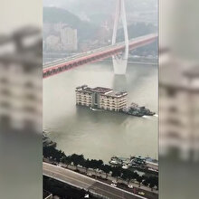 Nehir üzerinde taşınan dev restoran görenleri şaşırttı