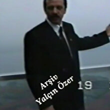 Cumhurbaşkanı Recep Tayyip Erdoğan 1994 yılında Taksim Camii'ni yapacağı yeri gösteriyor
