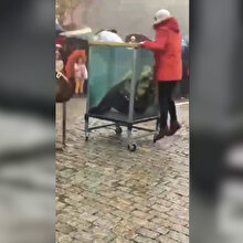 İspanyol sihirbaz su dolu fanusta gösteri yaparken bilincini yitirdi