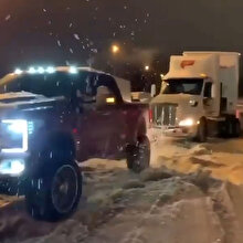 Yolda kalmış TIR'ları çeken 4x4 canavarlar