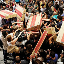 Avına odaklanan avcıların içindeki şiddeti ortaya çıkaran gün: Black Friday
