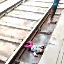 Kaybolan cüzdanını ararken bebeğinin üzerinden tren geçti