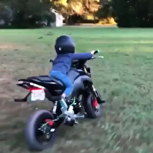 İnanılmaz olay: 3 yaşındaki bebek kocaman motosiklet kullanıyor