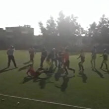 Futbolcu hakeme uçan tekme attı