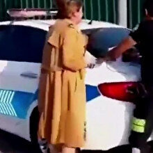 Ehliyetsiz araç kullanan kadın öğretmen, ceza kesilince hareketleriyle şaşkına uğrattı