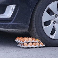 2 koli yumurtanın otomobil lastiği altındaki anları