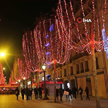 Champs-Elysees caddesi rengarenk ışıklarıyla yeni yıla hazır