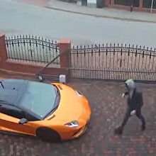 Lamborghini'yi anahtarla kazıyan adam kamerada