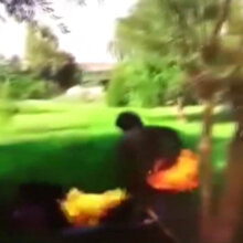 Polis her yerde onu arıyor! Parktaki insanlara gizlice yaklaşıp ateşe verdi