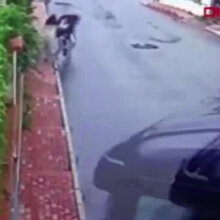Kontrolünü kaybeden TIR sürücüsü okul yolunda kaza yaptı