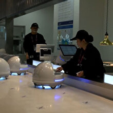 Bu restoranda robot garsonlar çalışıyor