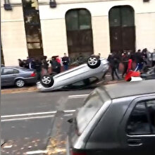 Sarı Yeleklilerin ardından liseliler de sokakta: Şehir alt üst oldu