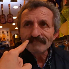 İstanbul'u gezen yabancı YouTuber'ın bıyık merakı