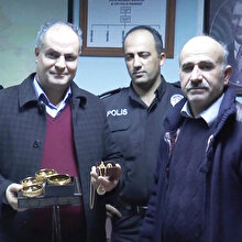 Altın kalpli temizlik işçisi bulduğu takıları sahibine teslim etti