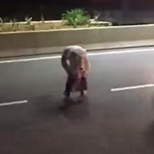 Yol ortasında namaz kılan adam görenleri şaşkına çevirdi