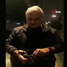 Taksici, aracında utunulan 13 bin doları sahibine teslim etti