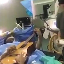 Beyin ameliyatı olurken gitar çaldı