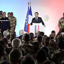 Macron'un yanındaki Fransız asker canlı yayında yere yığıldı