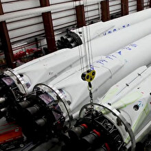 Dünyanın en güçlü roketi Falcon Heavy'i hangarda görün