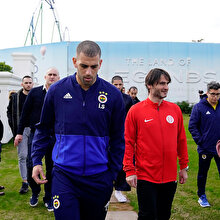 Cuma namazı çıkışı Fenerbahçeli futbolculara yoğun ilgi
