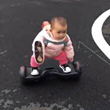 14 aylık bebeğin 'hoverboard' becerisi Çin sosyal medyasını salladı