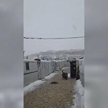 Suriyeli mülteciler yoğun kar yağışı altında yaşamaya devam ediyor