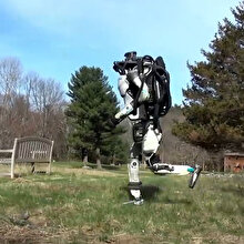 Boston Dynamics'in Atlas robotu zorlu bir zeminde test ediliyor