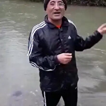 Oy almak için soğuk suya giren muhtar adayı