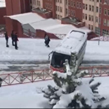 Buzlu yokuşta kayan minibüs korkuttu