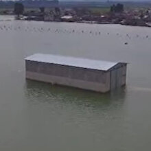 Baraj kapakları açıldı, mahalle sular altında kaldı