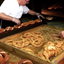Meşhur Galata Simitçisi fırınında simit yapımı