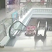 AVM'de korkunç kaza: Başıboş kalan bebek yürüyen merdivenlerden düştü